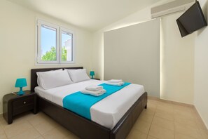 4 bedrooms, in-room safe, desk, blackout drapes - Villa Euphoria (Rhodes)