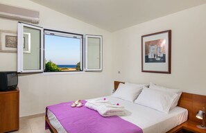 Villa, 4 habitaciones, alberca privada | 4 habitaciones, caja de seguridad en la habitación y escritorio 