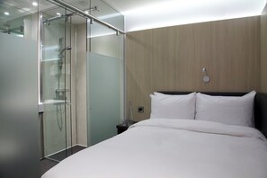 Individually furnished, desk, laptop workspace, soundproofing - The Z Hotel Liverpool (Liverpool)