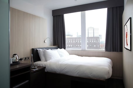 Muebles diferentes, escritorio y espacio para trabajar con laptop