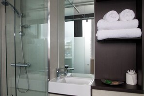 Superior Queen Room | Bathroom | Shower, free toiletries, towels, soap - The Z Hotel Liverpool (Liverpool)