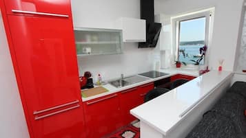 Full-sized fridge, coffee/tea maker