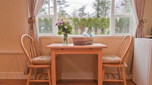 In-room dining - Kye Bay B&B (Comox)