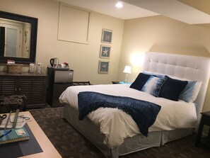 Beachcombers Cove | Iron/ironing board, free WiFi, bed sheets - Kye Bay B&B (Comox)