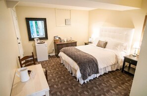 Iron/ironing board, free WiFi, bed sheets - Kye Bay B&B (Comox)