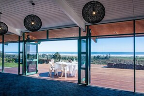 Outdoor dining - Rataview Accommodation (Barrytown)