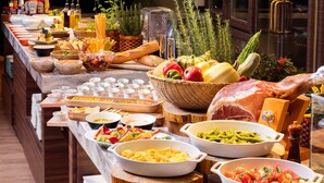 Un bufé con diversos alimentos y platos.
