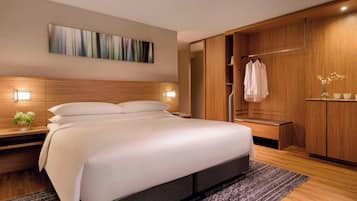 Room, 1 King Bed (with View Bath) | Premium bedding, down duvets, in-room safe, desk