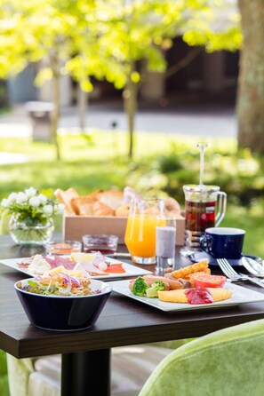 Petit déjeuner complet servi tous les jours en supplément