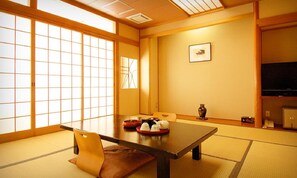 In-room safe, bed sheets - Zekkei no Yado Inubohsaki hotel (Choshi)