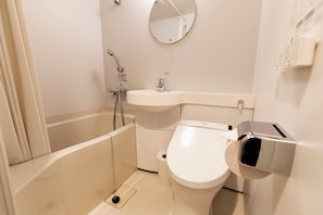 Een bad/douchecombinatie, een diep bad, gratis toiletartikelen