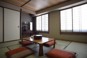 Schreibtisch, Verdunkelungsvorhänge, kostenloses WLAN