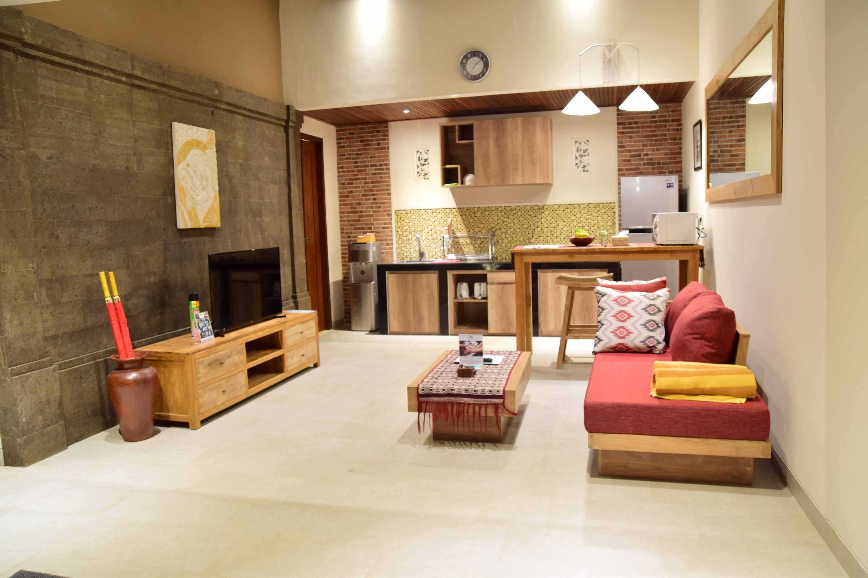 Villa – deluxe, 1 soverom, privat basseng, bassengutsikt | Oppholdsområde | En 43-tommers LED-TV med kabel-kanaler samt TV og DVD-spiller