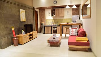 Villa – deluxe, 1 soverom, privat basseng, bassengutsikt | Oppholdsområde | En 43-tommers LED-TV med kabel-kanaler samt TV og DVD-spiller