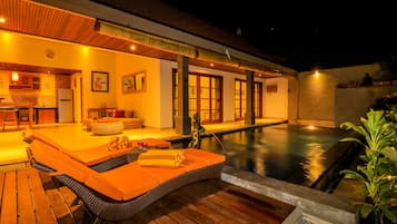 Utendørsbasseng, bassengparasoller og solsenger