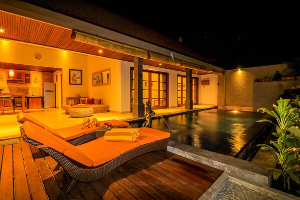 Outdoor pool, pool umbrellas, sun loungers - Taman Amertha Villas (Seminyak)