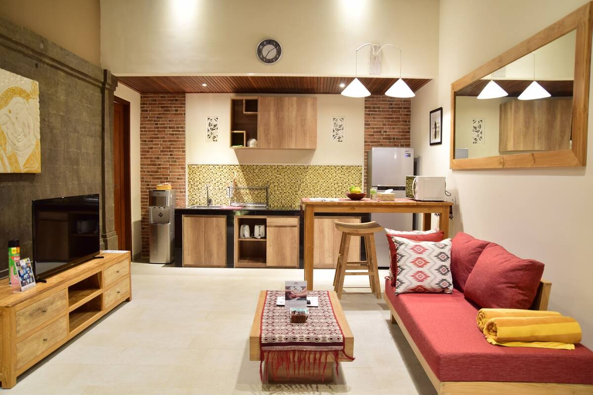 Villa Deluxe, 1 habitación, alberca privada, vista a la alberca | Área de sala de estar | Televisión LED de 43 pulgadas con canales por cable y televisión
