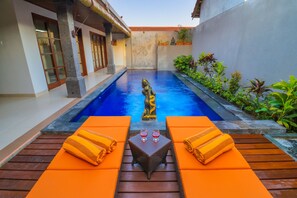 Outdoor pool, pool umbrellas, sun loungers - Taman Amertha Villas (Seminyak)