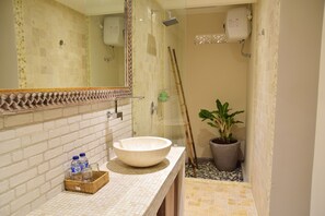 Ducha, artículos de tocador gratuitos, secador de pelo, toallas