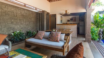 Familievilla, 3 soverom, privat basseng, 1. etasje | Terrasse/patio