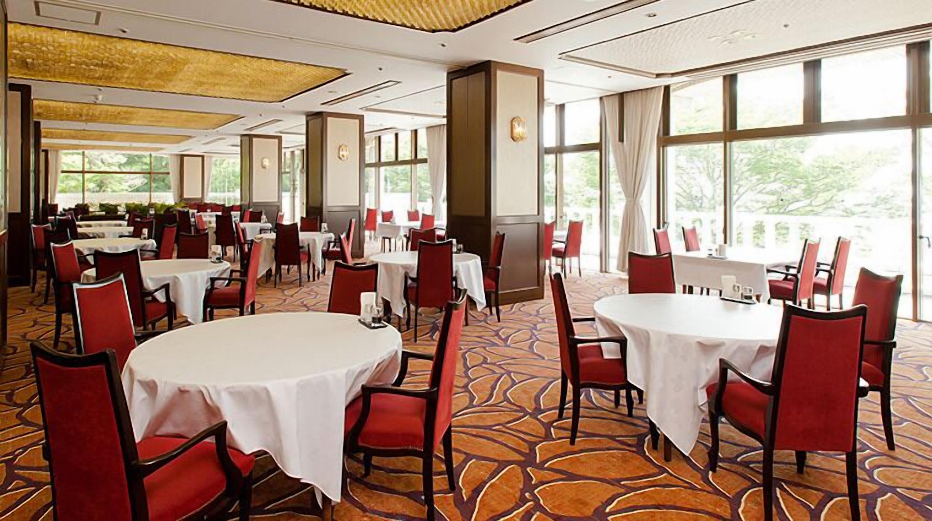 Daily full breakfast (JPY 2200 per person)