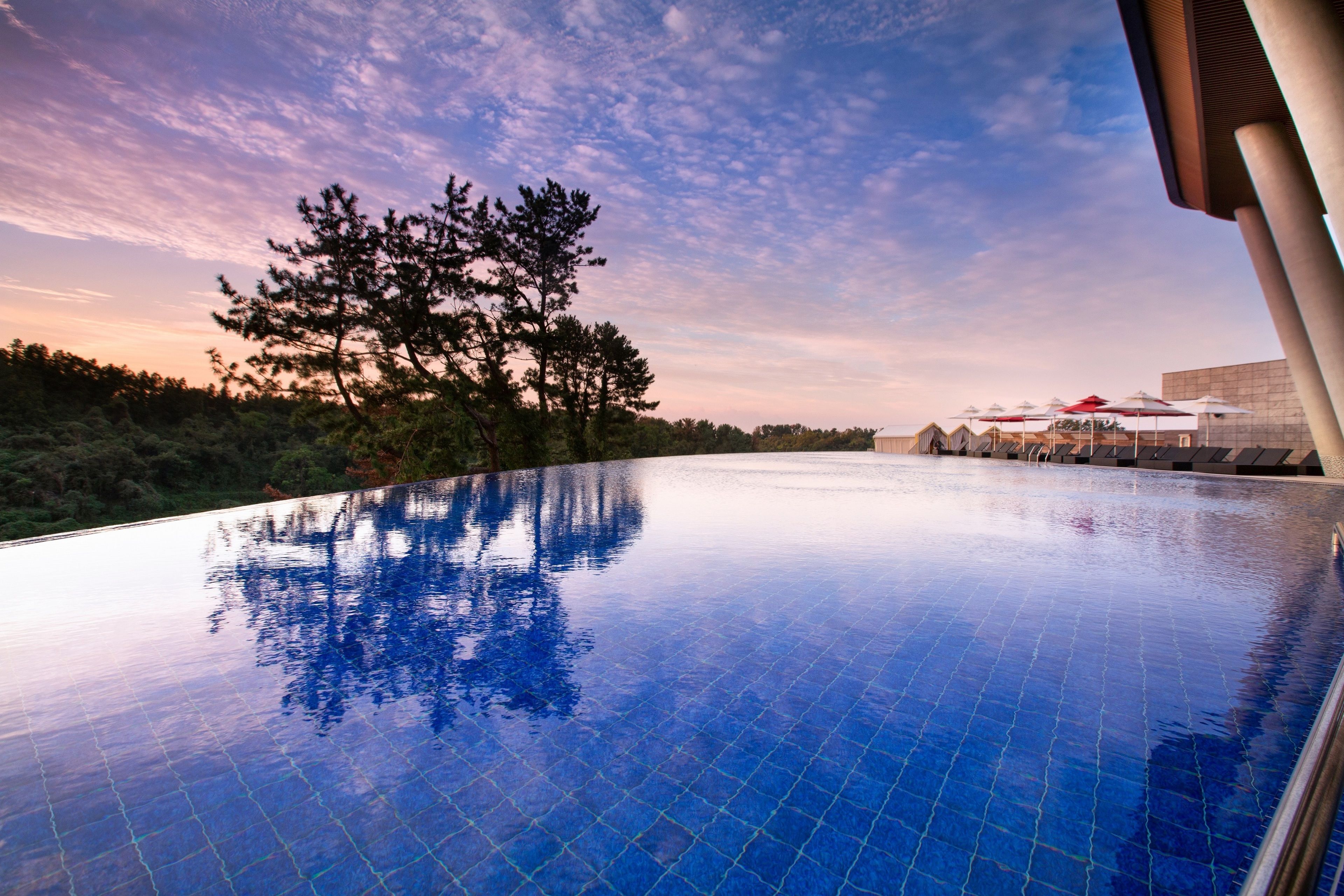 outdoor pool, open 9:00 am to 10:00 pm, pool loungers