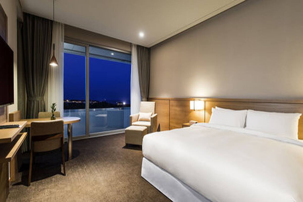 1 bedroom, premium bedding, in-room safe, desk