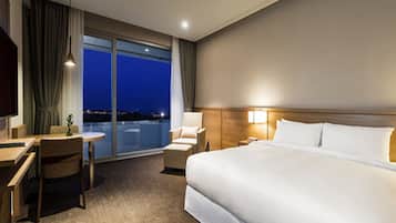 Premium bedding, in-room safe, desk, laptop workspace