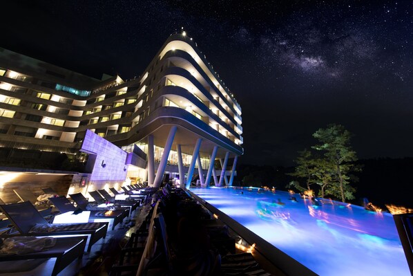 Außenpool, geöffnet von 09:00 Uhr bis 22:00 Uhr, Liegestühle