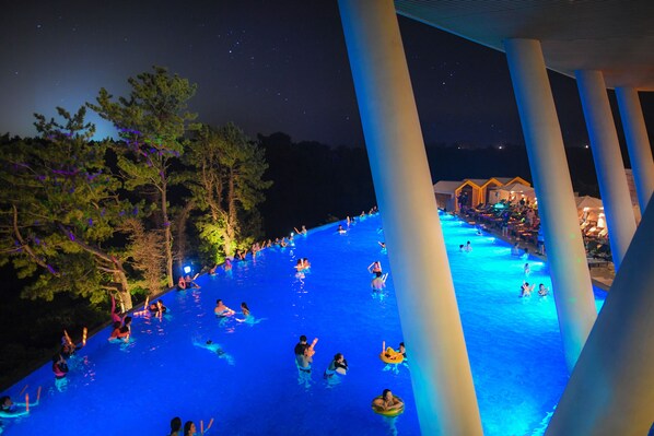 Piscine extérieure, accÚs possible de 9 h à 22 h, chaises longues