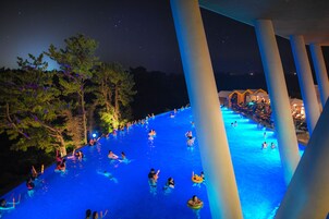 Una piscina al aire libre, sillones reclinables de piscina