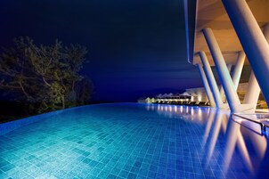 Piscina all'aperto, con ingresso dalle 09:00 alle 22:00, lettini