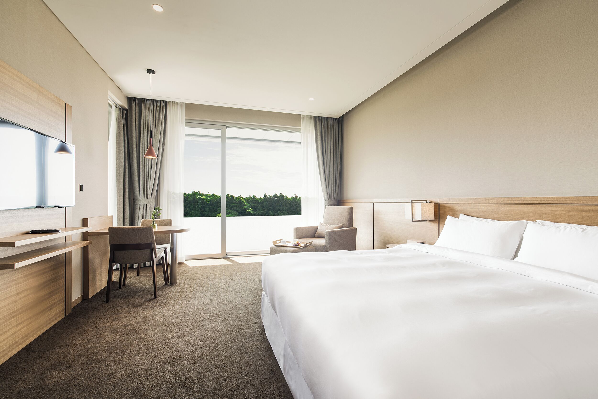 Family Double Room | Ylelliset vuodevaatteet, tallelokero huoneessa, työpöytä