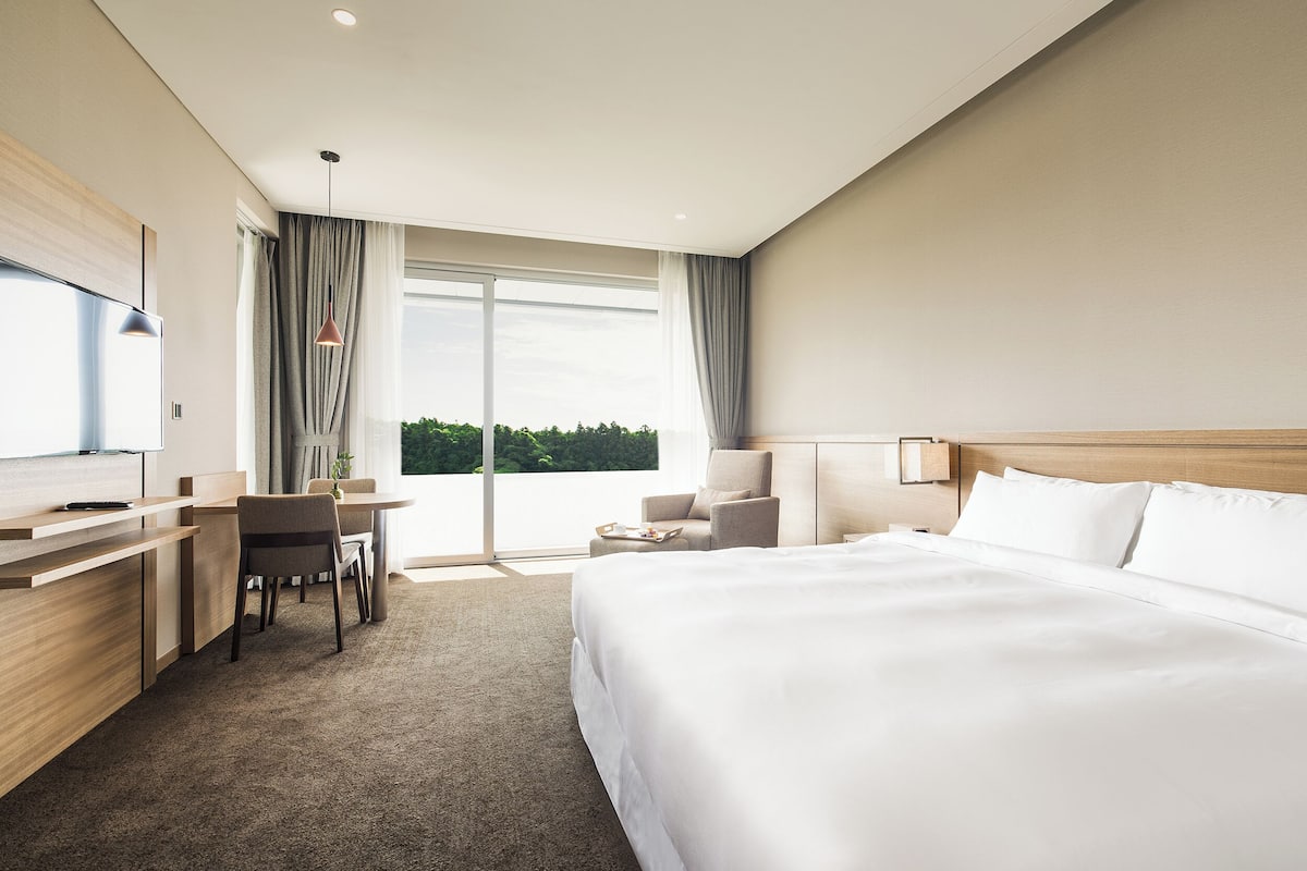 Family Double Room | Ylelliset vuodevaatteet, tallelokero huoneessa, työpöytä