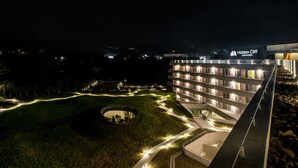 Et moderne hotel med en tagterrasse og et skilt der viser "Hidden Cliff".