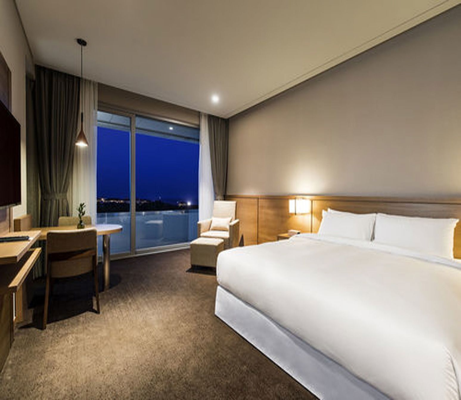 Premium bedding, in-room safe, desk, laptop workspace