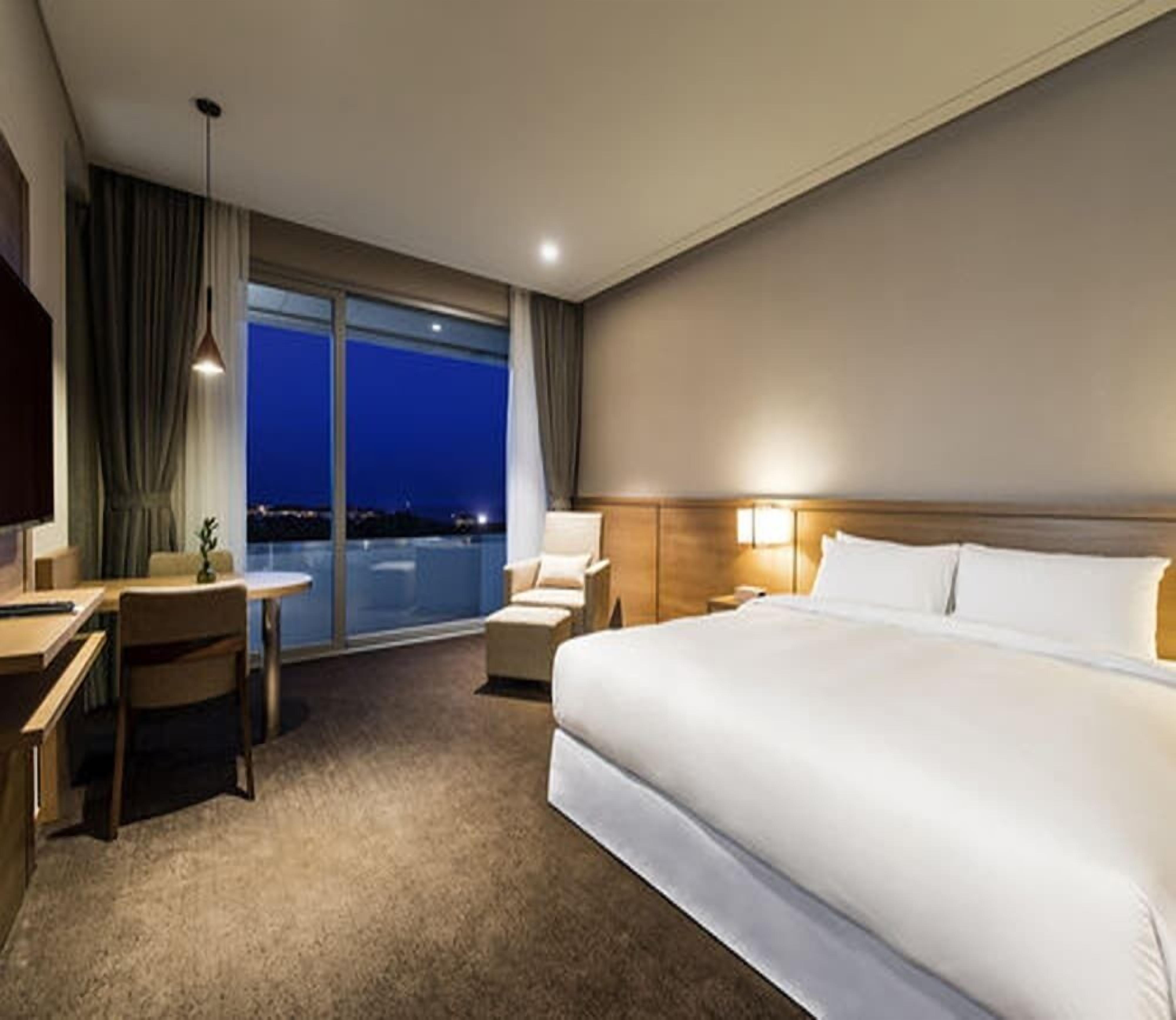 Premium bedding, in-room safe, desk, laptop workspace
