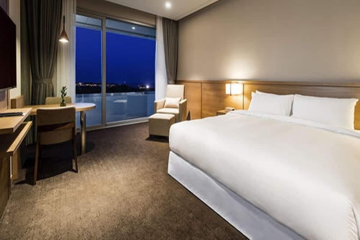 Premium bedding, in-room safe, desk, laptop workspace