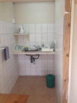 Frigobar, cafetera/tetera