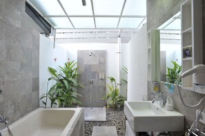 Free toiletries, hair dryer, towels, soap - Bali Yarra Villas Seminyak (Seminyak)