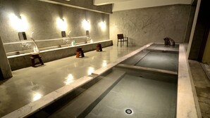 A modern bathroom with multiple sinks, a large bathtub, and a chair. - Yojokan Haru no Hikari (Hakone)