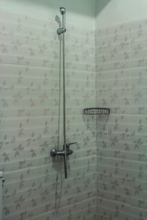 Basic Double Room, 1 Bedroom | Bathroom shower - Puri Ganesh Hotel (Legian)