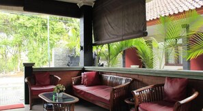 Lobby sitting area - Puri Ganesh Hotel (Legian)