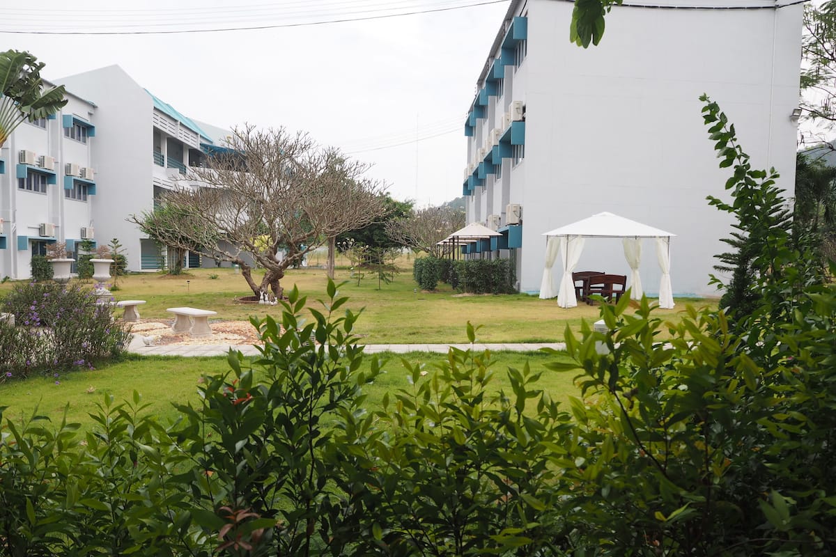 Deluxe Garden Access | Living area | Flat-screen TV