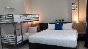 Familien-Vierbettzimmer, Parkblick | Minibar, Schreibtisch, Zustellbetten, kostenloses WLAN