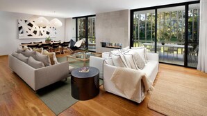 Una sala de estar moderna con sofá, mesa de centro y comedor.
