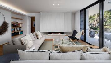 Pavilion Penthouse | In-room safe, individually decorated, individually furnished