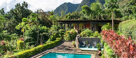 Una piscina al aire libre