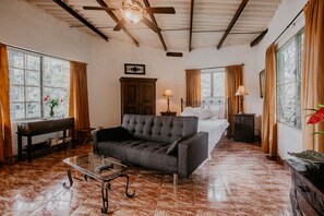 Dobbeltrom – classic, 1 kingsize-seng | Sengetøy av topp kvalitet, safe på rommet og strykejern/-brett