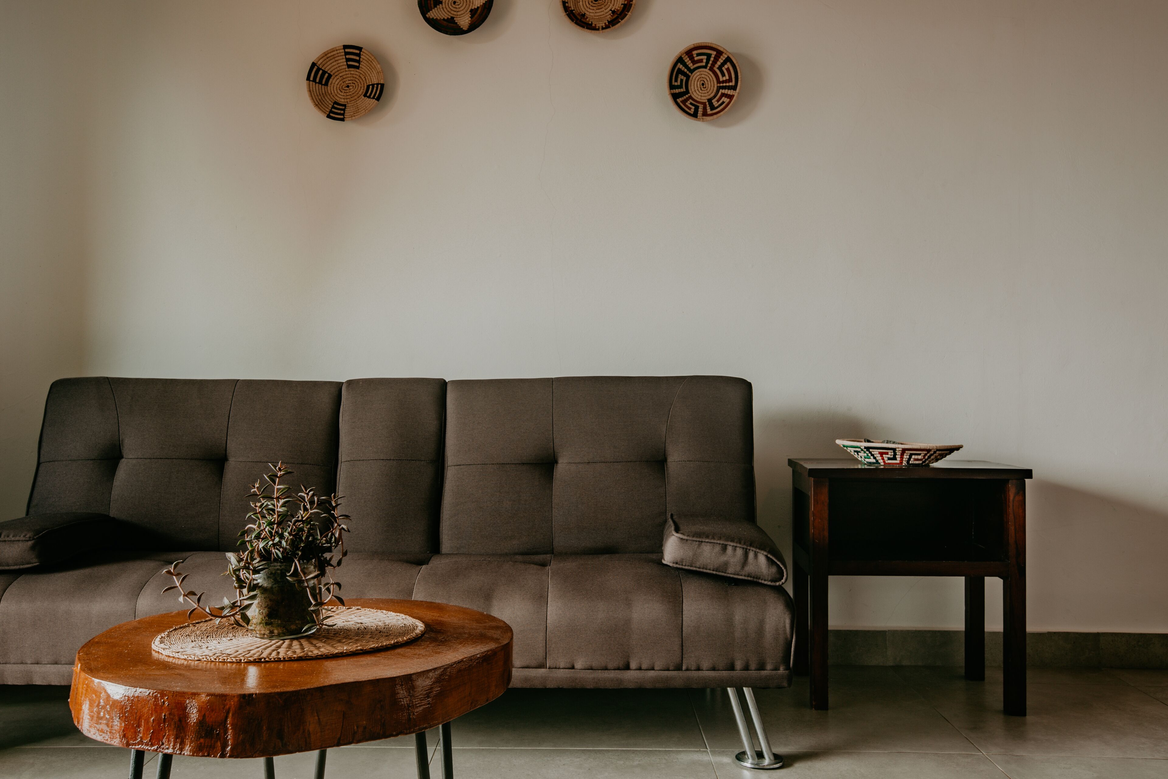 deluxe double room, 1 king bed, mountain view | living area | 32-inch flat-screen tv with cable channels, tv